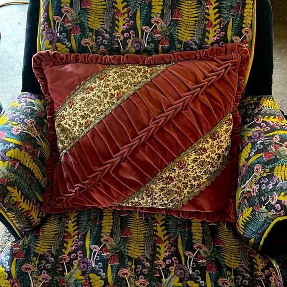 VINTAGE Ornate frilly floral throw pillow - Picture 1 of 4